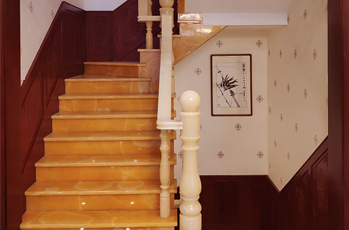 铜官中式别墅室内汉白玉石楼梯的定制安装装饰效果