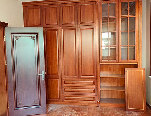 铜官中式家庭装修里定制的实木衣柜效果图
